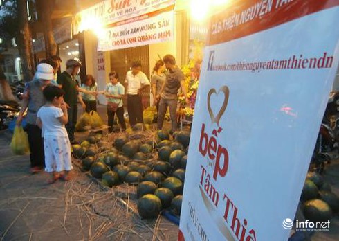 Bạn trẻ Quảng Nam giúp dân vùng lũ bán dưa hấu - ảnh 2