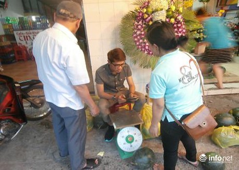 Bạn trẻ Quảng Nam giúp dân vùng lũ bán dưa hấu - ảnh 3