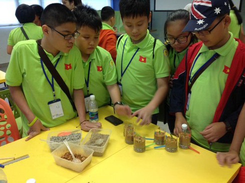 Nhìn học sinh lớp 6 há miệng mẹ đút cơm: Vị hiệu trưởng thay đổi cách dạy - ảnh 1