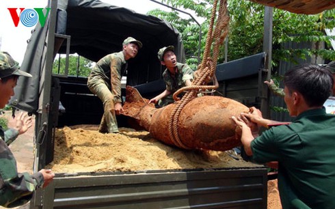 Quả bom “khủng” 300 kg trong nhà dân được tháo an toàn - ảnh 1