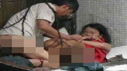 Con gái bị bạn nhậu khống chế trong nhà vệ sinh - ảnh 1