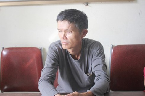 Cha xích cổ con vào gốc cây vì…quá nghịch - ảnh 1