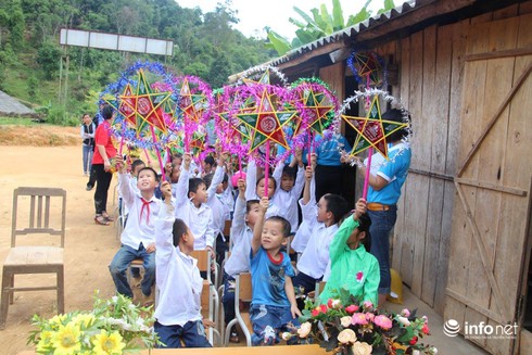 Mang Tết Trung thu sớm đến với học sinh vùng núi - ảnh 1