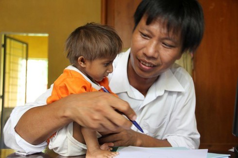 Ngày đầu đến trường của cậu bé cao 50 cm ở Quảng Ngãi - ảnh 1