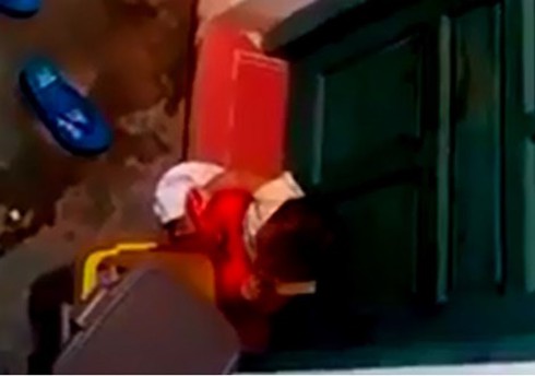 Bé hai tuổi gào khóc, nhặt rác ăn khi bị cô cho đứng ngoài - ảnh 1