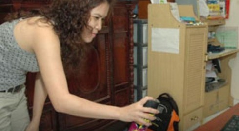 Cách dùng bình xịt muỗi phòng chống sốt xuất huyết - ảnh 1