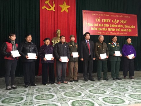 Hội cựu chiến binh Bộ TT&TT tặng quà cho gia đình chính sách - ảnh 1