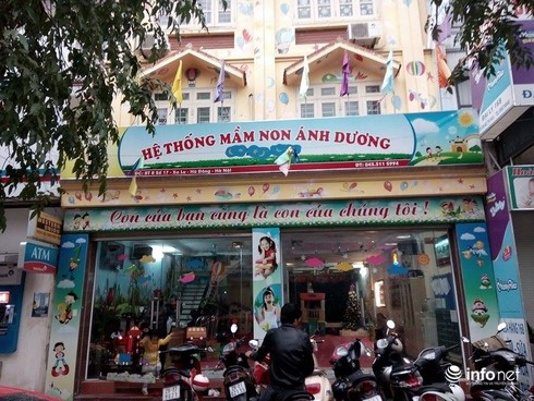 Trẻ tè dầm bị cô giáo mầm non đánh và dúi đầu xuống đất - ảnh 1