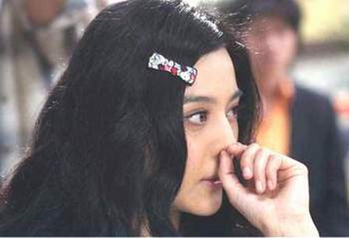 Ngoáy mũi, cắn móng tay, nhổ lông mũi: 3 thói quen cực kỳ không tốt - ảnh 1