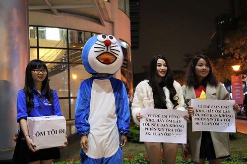 Chương trình từ thiện “hãy ôm tôi và trả 5k/lần” gây tranh cãi - ảnh 1