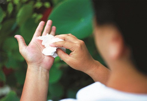 Ra mồ hôi: Bình thường hay bệnh lý? - ảnh 1