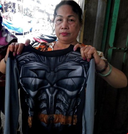 Bé trai 9 tuổi ngất xỉu vì mặc áo thun có vật thể lạ? - ảnh 1