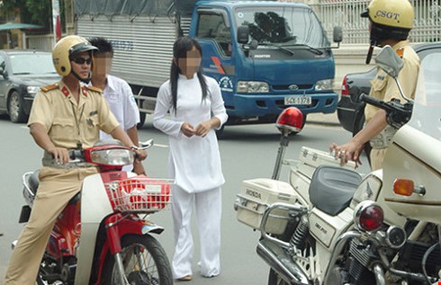 Học sinh vi phạm giao thông không bị thôi học - ảnh 1