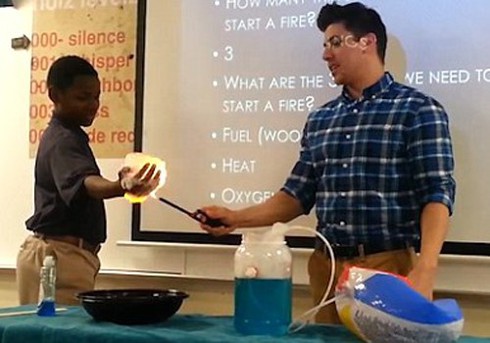 Thí nghiệm bàn tay bốc cháy khiến học sinh thích thú - ảnh 1