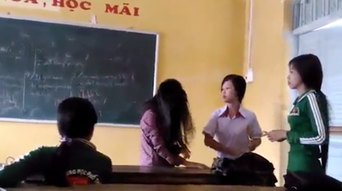 Nữ sinh tát bạn liên tiếp vào mặt giữa lớp vì ghen - ảnh 1