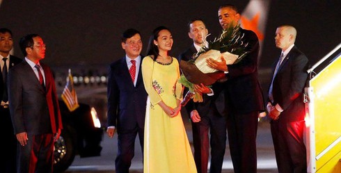 Tiết lộ danh tính nữ sinh Việt xinh đẹp tặng hoa ông Obama - ảnh 1
