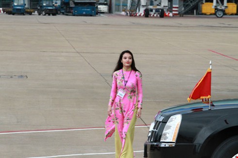 Cô gái vinh dự tặng hoa cho tổng thống Obama ở Tân Sơn Nhất - ảnh 1