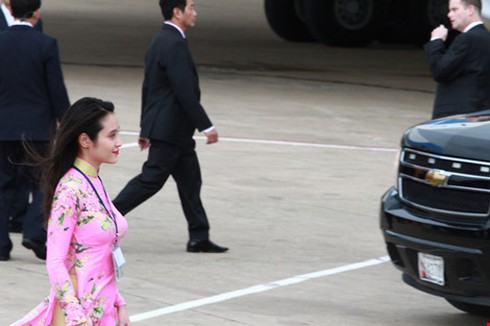 Cô gái vinh dự tặng hoa cho tổng thống Obama ở Tân Sơn Nhất - ảnh 2