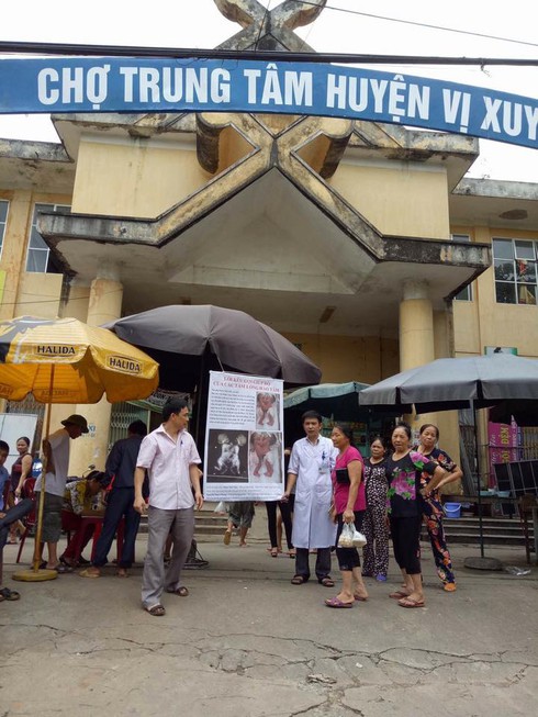 Bác sĩ ra chợ kêu gọi quyên góp cho cặp song sinh dính liền - ảnh 2