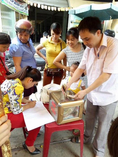 Bác sĩ ra chợ kêu gọi quyên góp cho cặp song sinh dính liền - ảnh 3