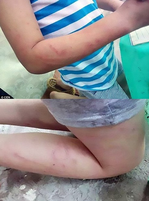 Đạt điểm kém, con bị mẹ bắt quỳ làm bài tập trên phố - ảnh 1