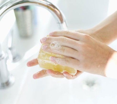 Cục Quản lý Dược yêu cầu báo cáo về xà phòng rửa tay tiệt trùng - ảnh 1