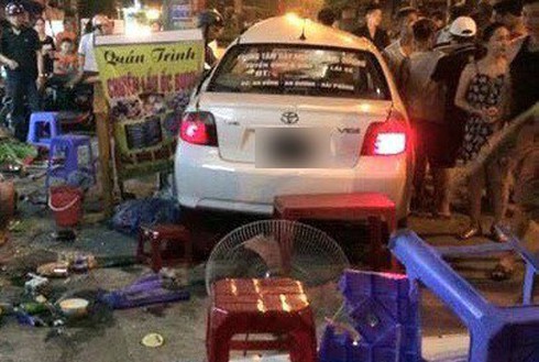 Ngồi ăn ốc trên vỉa hè bị 'xe điên' đâm vỡ gan - ảnh 1