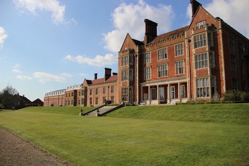 Các hoàng tử và công chúa trên thế giới đến trường như thế nào? - ảnh 4