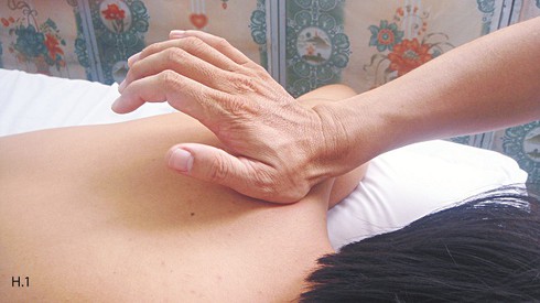 Xoa bóp chữa đau vai gáy do tư thế - ảnh 1