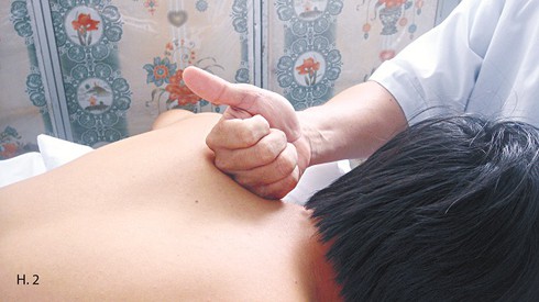 Xoa bóp chữa đau vai gáy do tư thế - ảnh 2