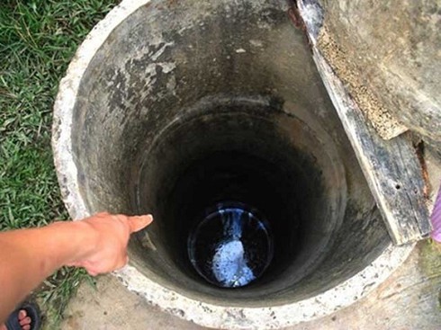 Đuổi gà, bé trai rơi xuống giếng sâu 10 m gãy cột sống - ảnh 1
