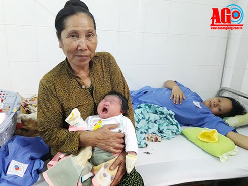 An Giang: Mừng đón bé gái nặng 5,2 kg, được sinh thường - ảnh 1