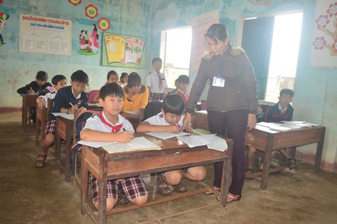 Học sinh trường chuẩn quốc gia phải 'quỳ' mới viết được bài - ảnh 2