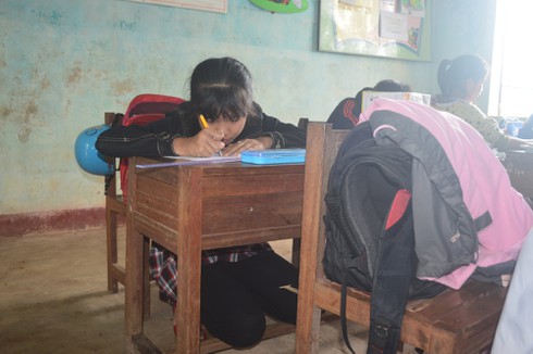 Học sinh trường chuẩn quốc gia phải 'quỳ' mới viết được bài - ảnh 3