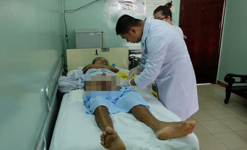 Mắc bệnh hiếm gặp, hoại tử cả