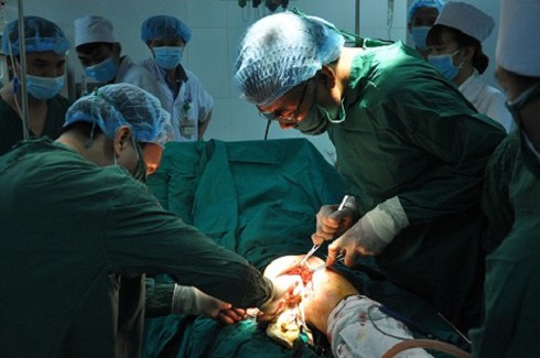 Phẫu thuật miễn phí cứu Mẹ Việt Nam anh hùng 101 tuổi bị gãy xương đùi phức tạp - ảnh 1