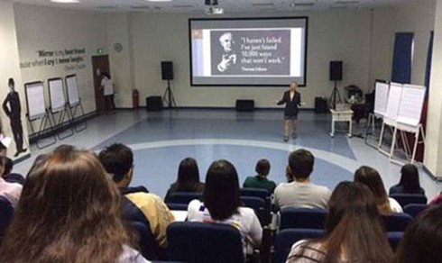 Giáo sư mặc quần đùi: Tôi hơi bất ngờ nhưng không sốc, không phiền lòng - ảnh 1