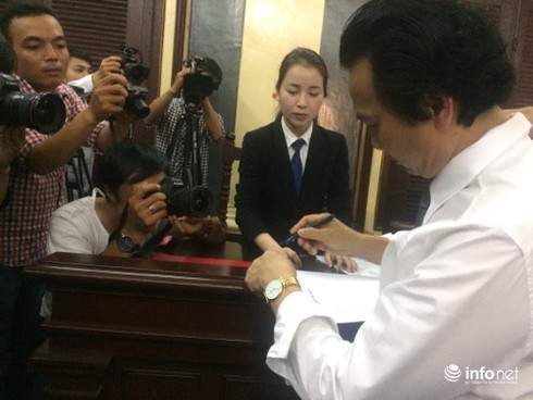 Mẹ bị cáo Phương Nga: Nước mắt tôi dành để đón con tôi! - ảnh 1