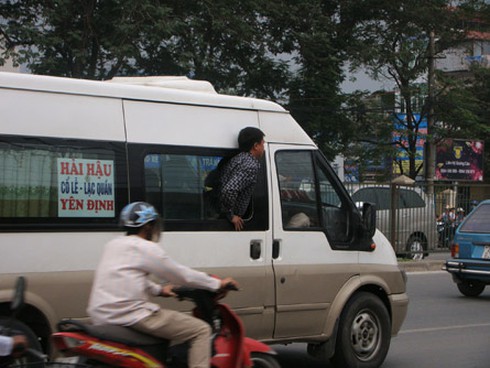 Xe khách lòng vòng, giao thông càng hỗn loạn