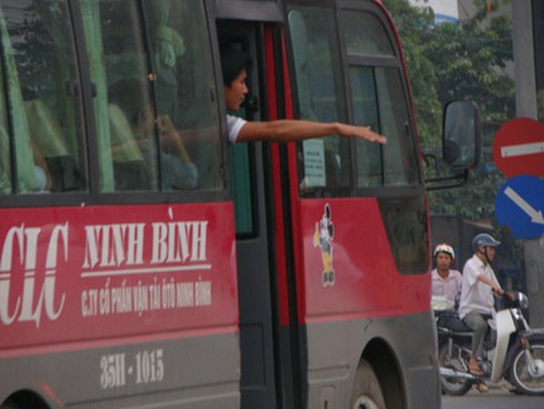 Xe khách lòng vòng, giao thông càng hỗn loạn