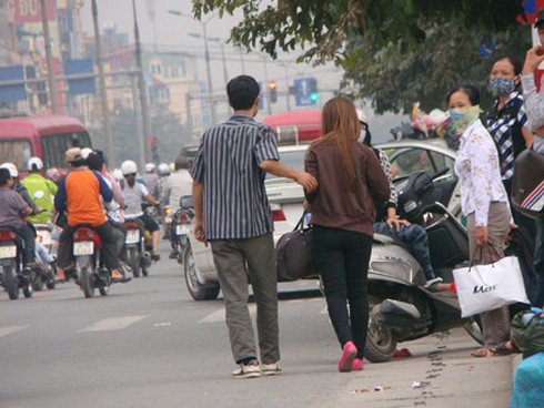 Xe khách lòng vòng, giao thông càng hỗn loạn
