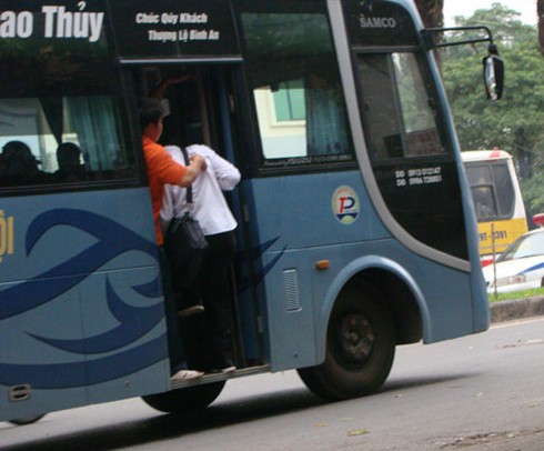 Xe khách lòng vòng, giao thông càng hỗn loạn