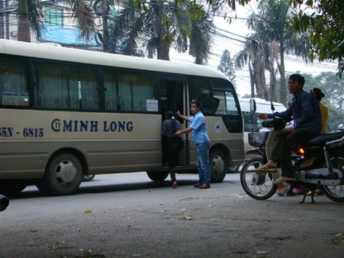 Xe khách lòng vòng, giao thông càng hỗn loạn