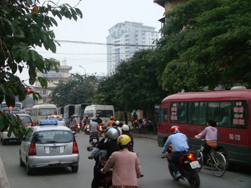 Xe khách lòng vòng, giao thông càng hỗn loạn