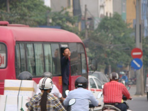 Xe khách lòng vòng, giao thông càng hỗn loạn