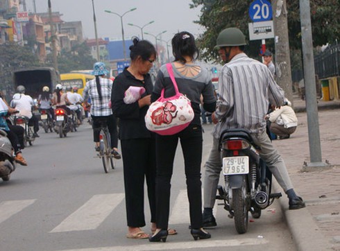 Xe khách lòng vòng, giao thông càng hỗn loạn