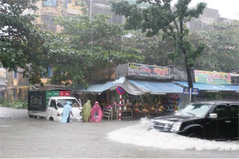 Miền Trung: 7 người chết trong lũ lớn và sạt lở diện rộng