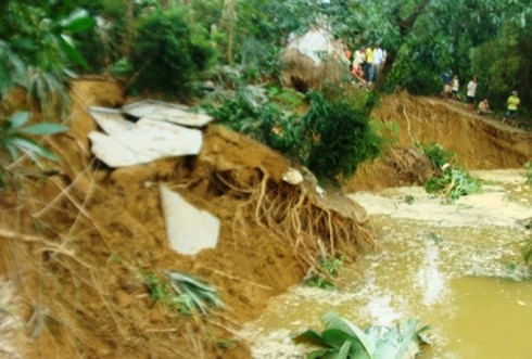 Miền Trung: 7 người chết trong lũ lớn và sạt lở diện rộng