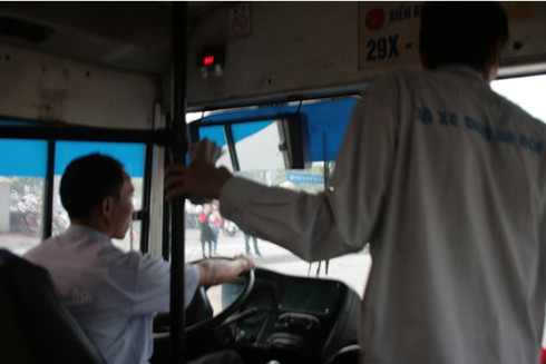 Lái xe buýt bị khách quát tháo, đánh lừa