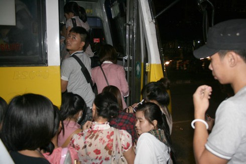 Lái xe buýt bị khách quát tháo, đánh lừa